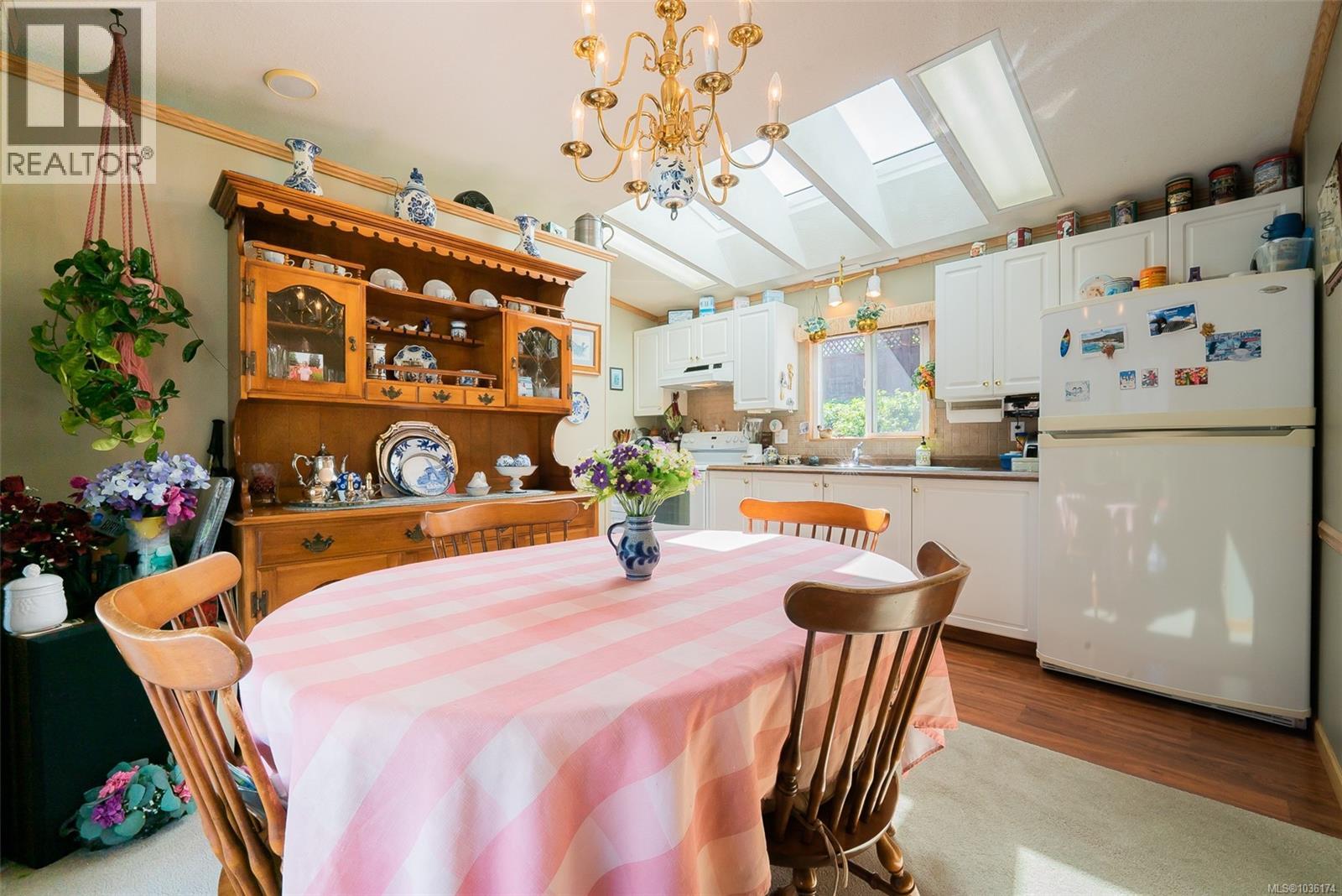 1046 Collier Cres - 9