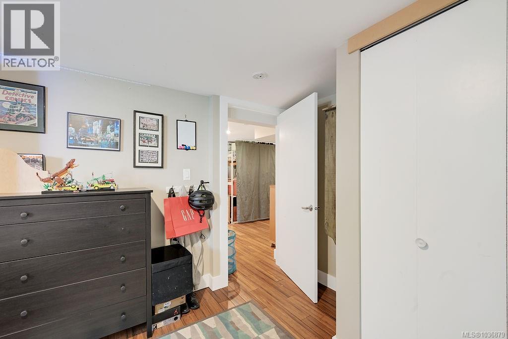 2106 Neil St - 49