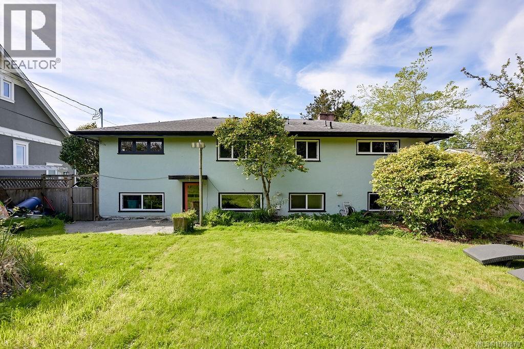 2106 Neil St - 67