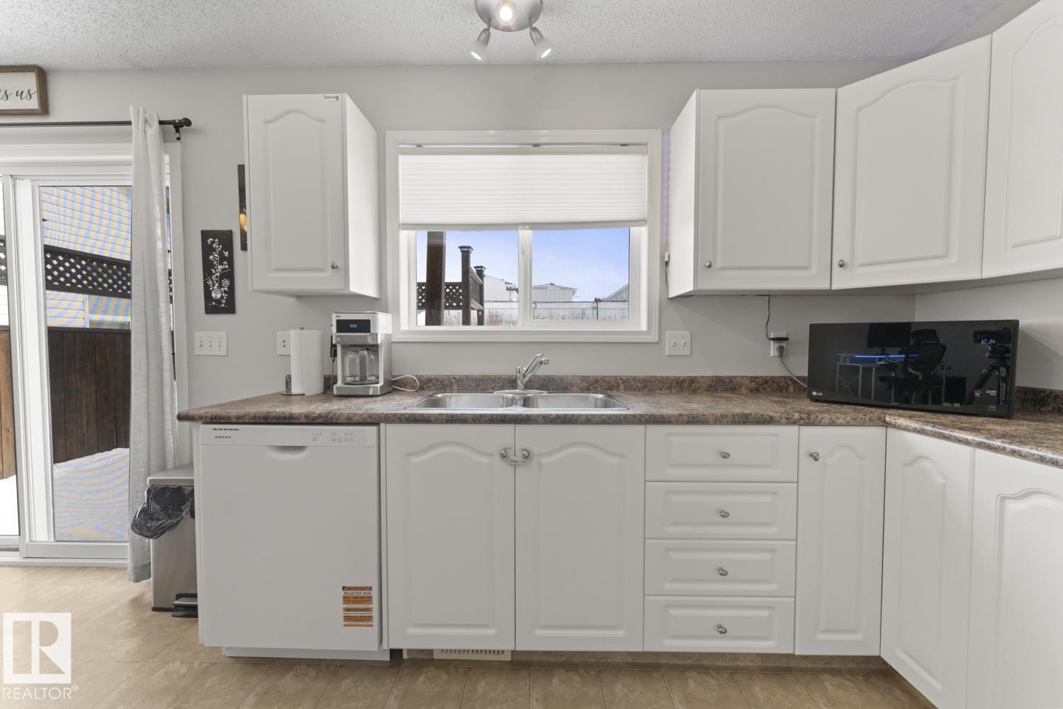 4805 45 ST - 9