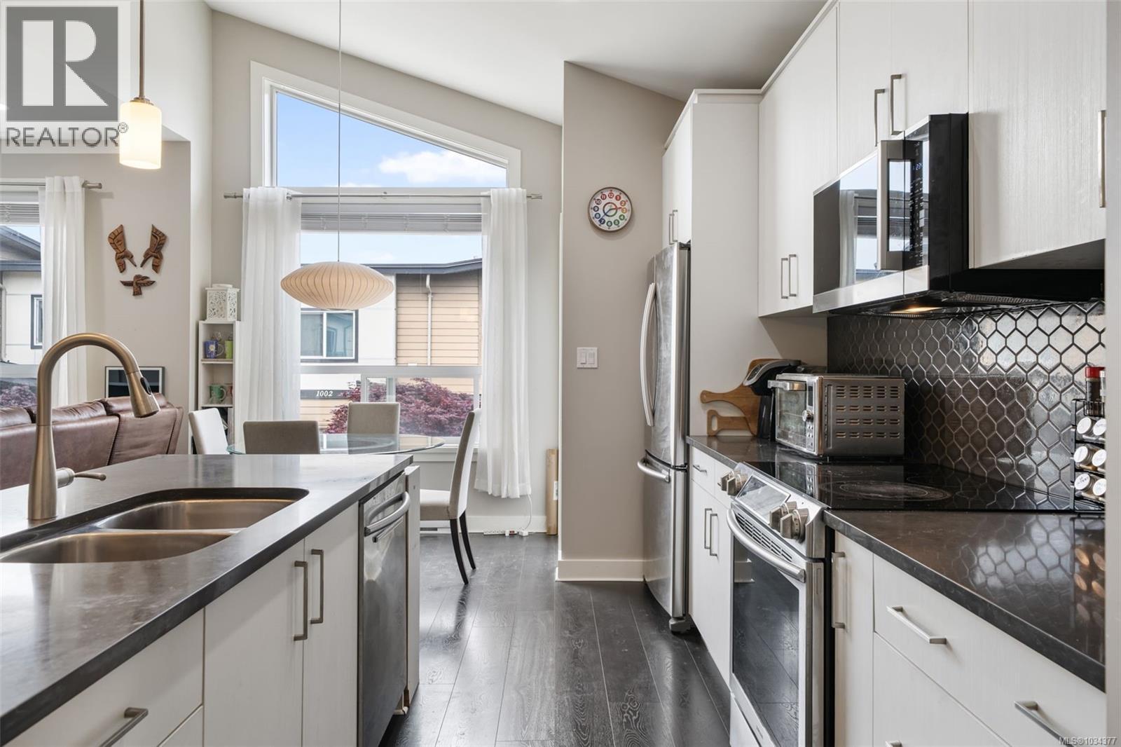 1005 Boeing Close - 8