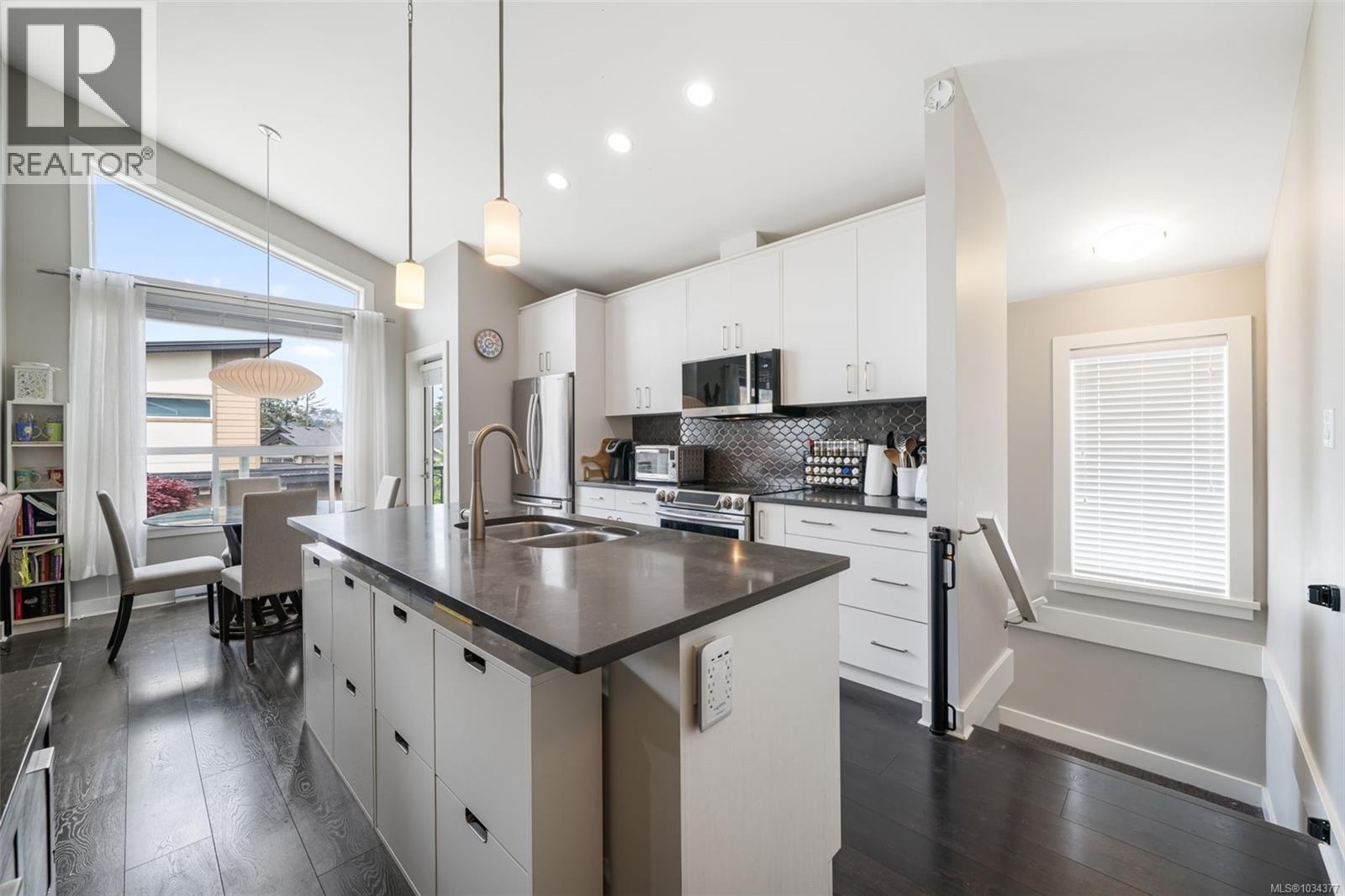 1005 Boeing Close - 5
