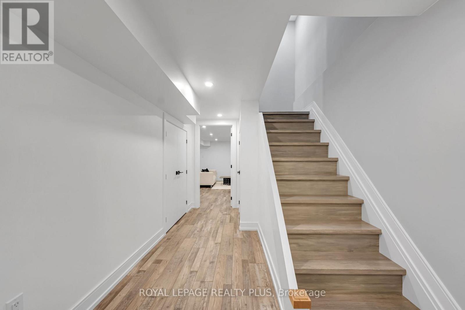 #39 1755 RATHBURN ROAD E - 32