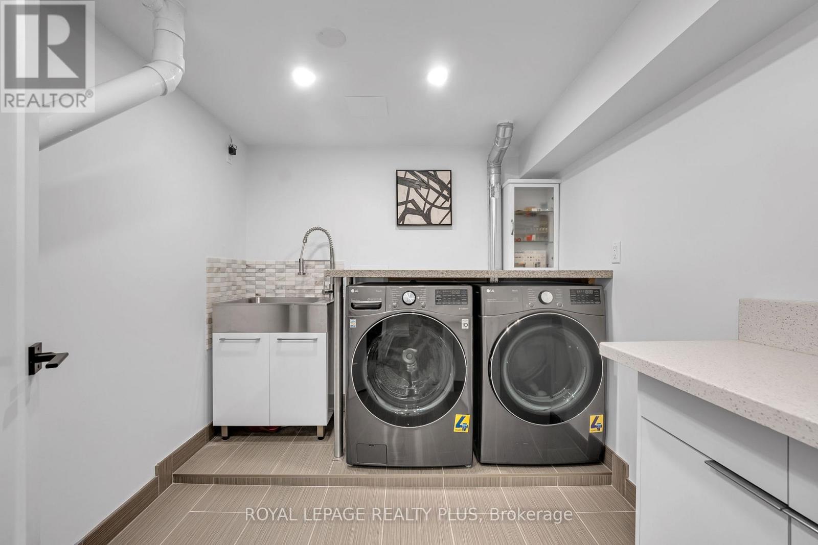 #39 1755 RATHBURN ROAD E - 33