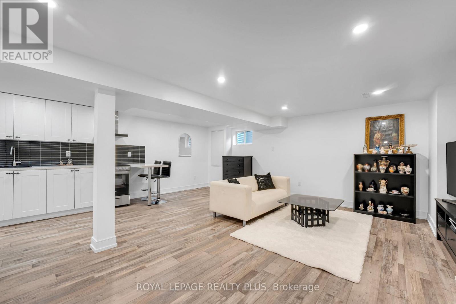 #39 1755 RATHBURN ROAD E - 34