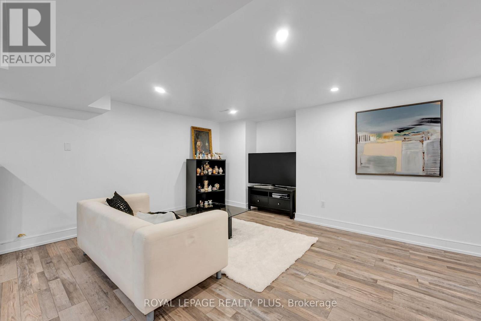 #39 1755 RATHBURN ROAD E - 35
