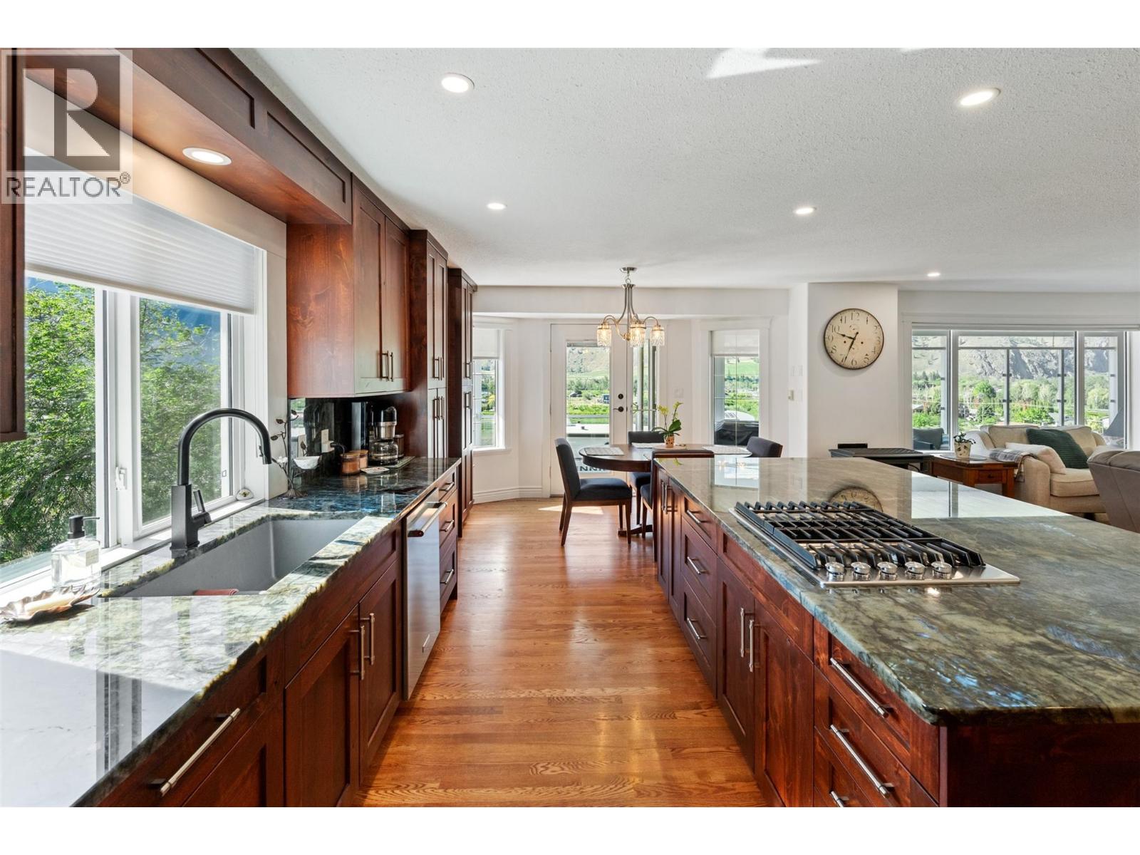 101 2nd Avenue, Keremeos