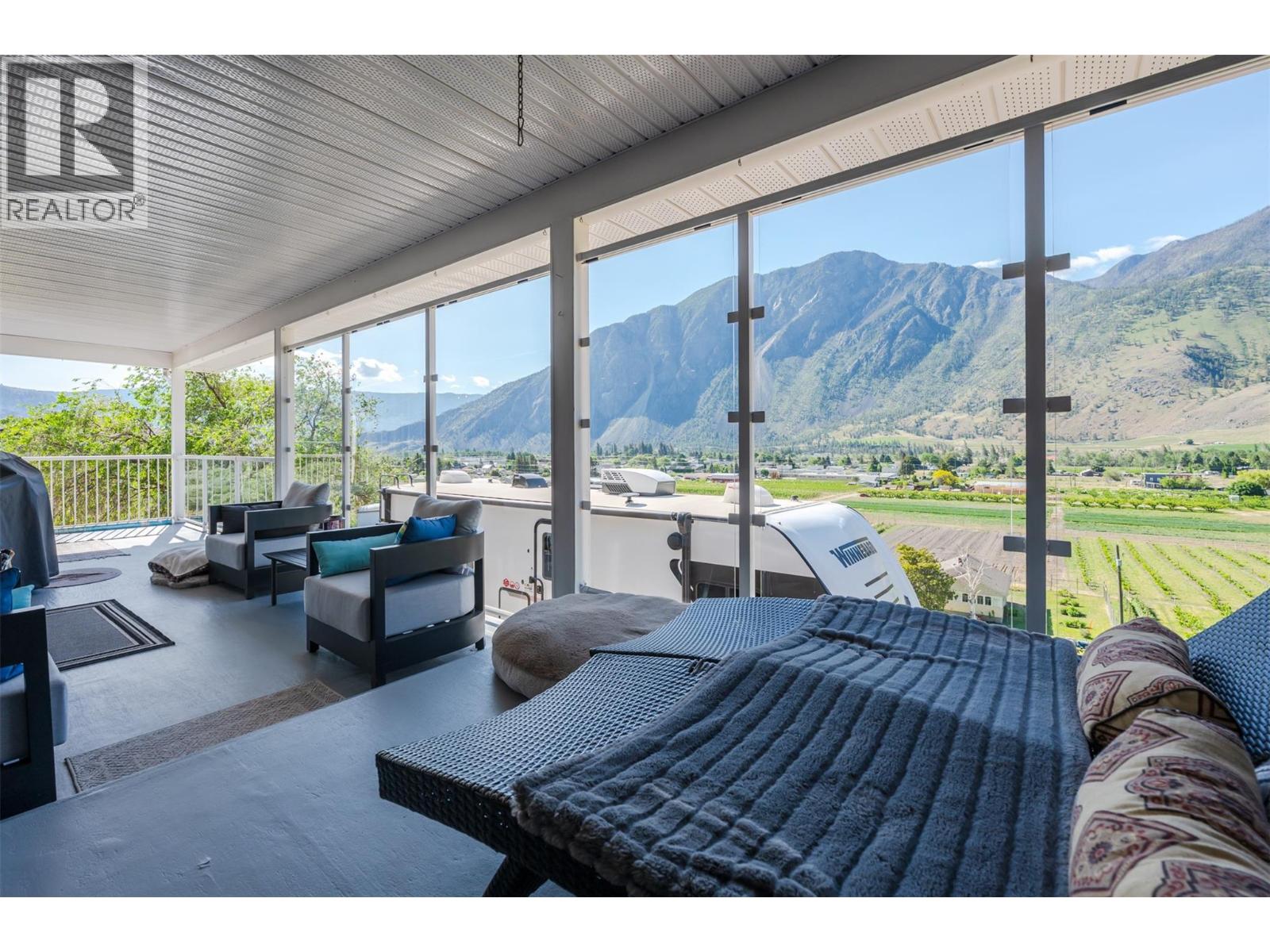 101 2nd Avenue, Keremeos