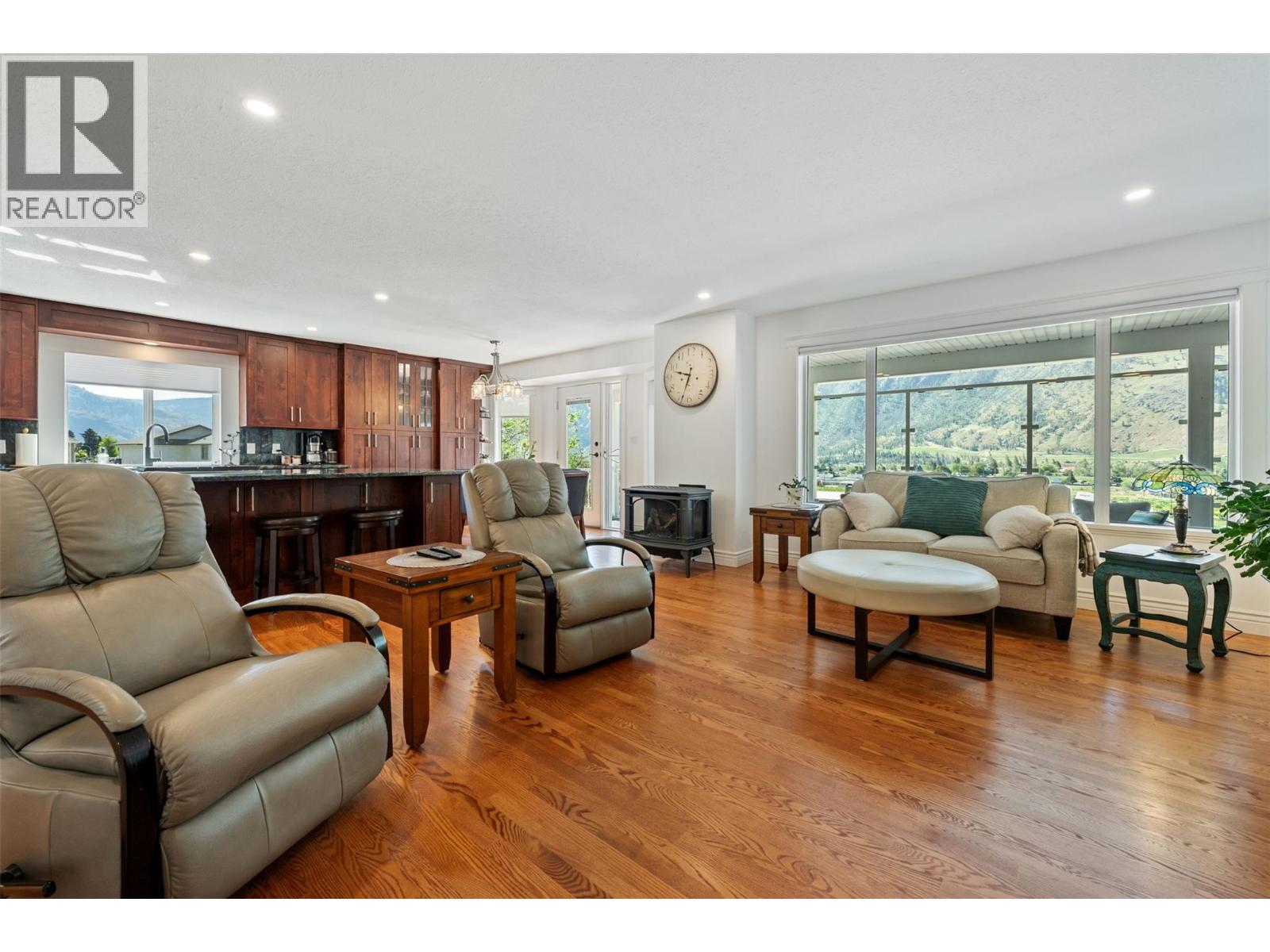 101 2nd Avenue, Keremeos