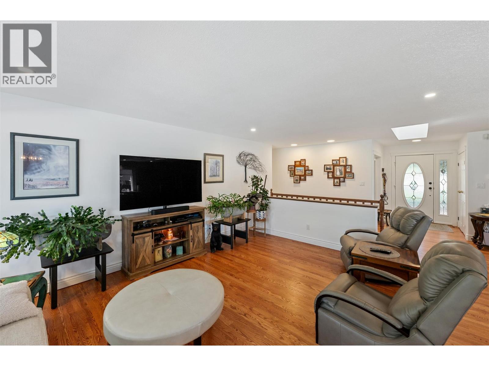 101 2nd Avenue, Keremeos
