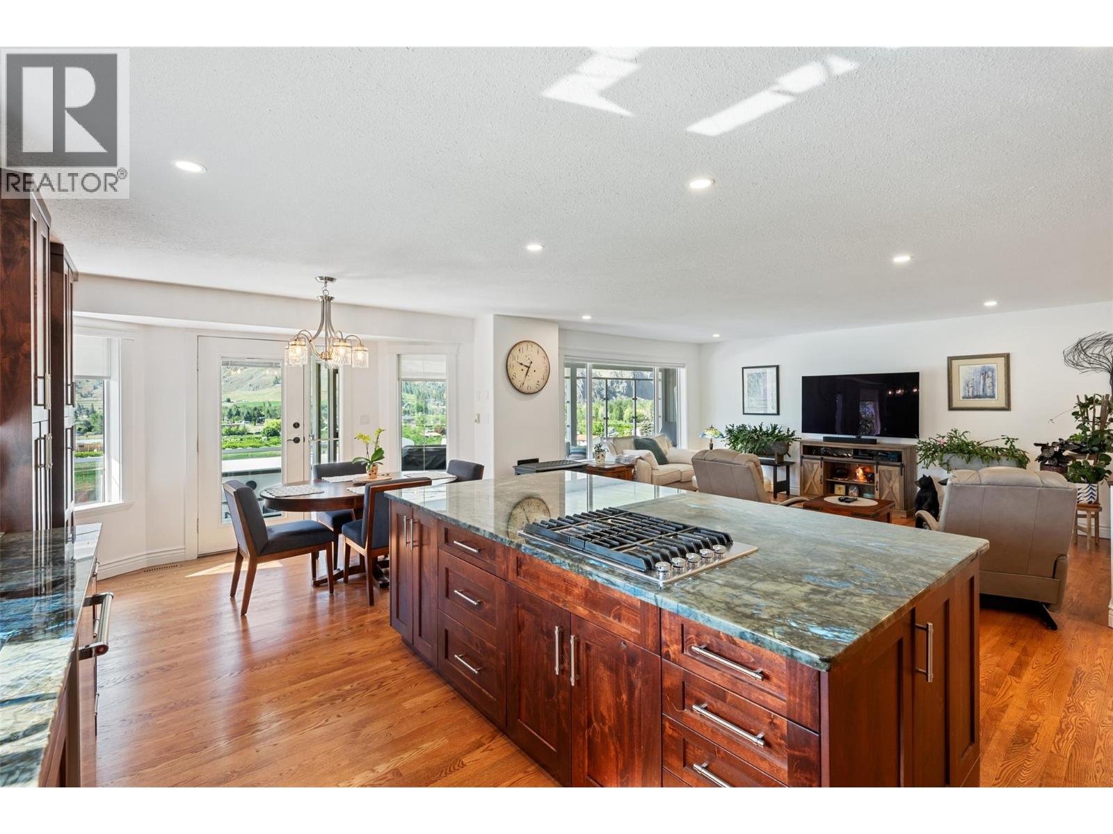 101 2nd Avenue, Keremeos