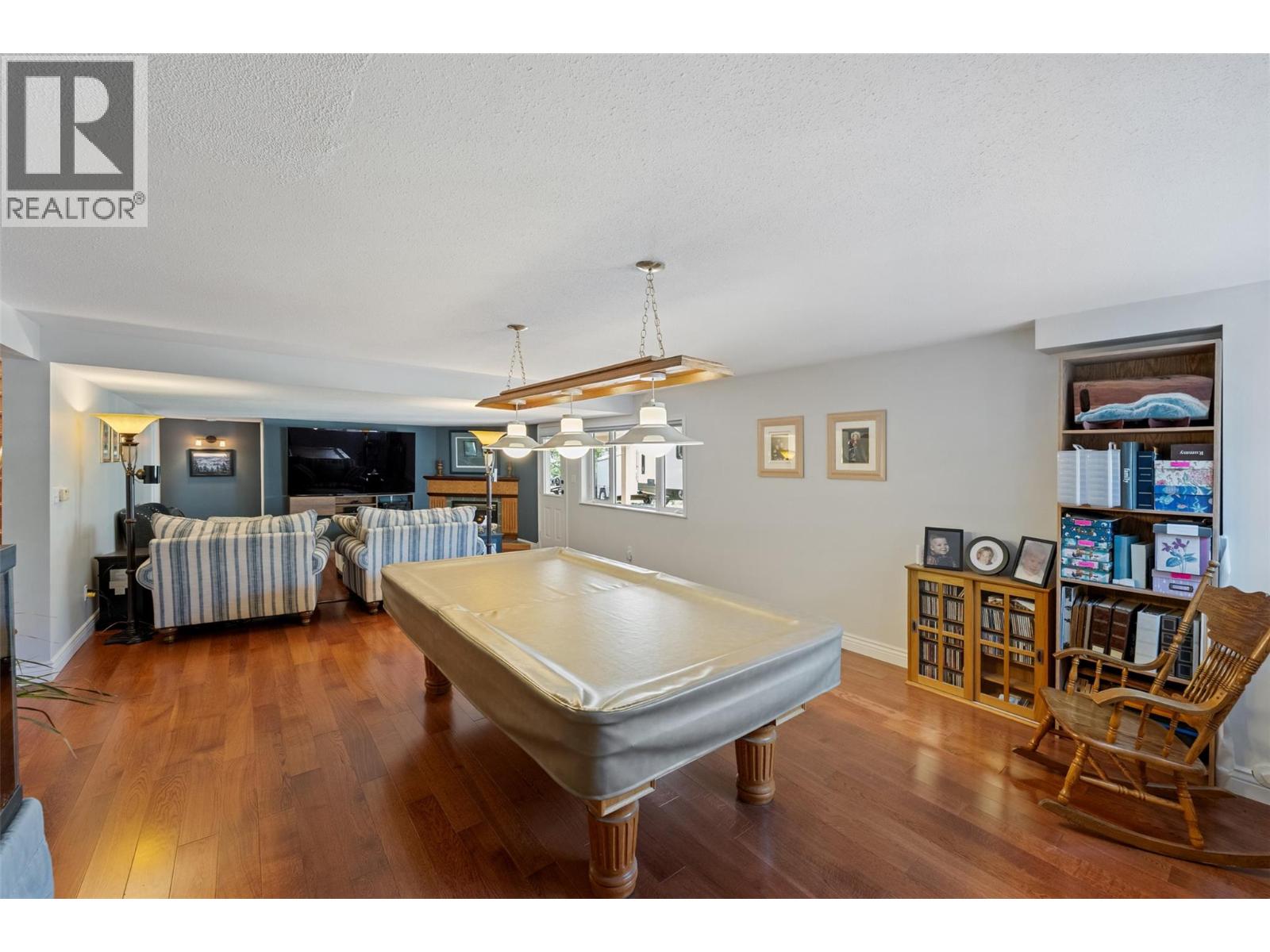101 2nd Avenue, Keremeos