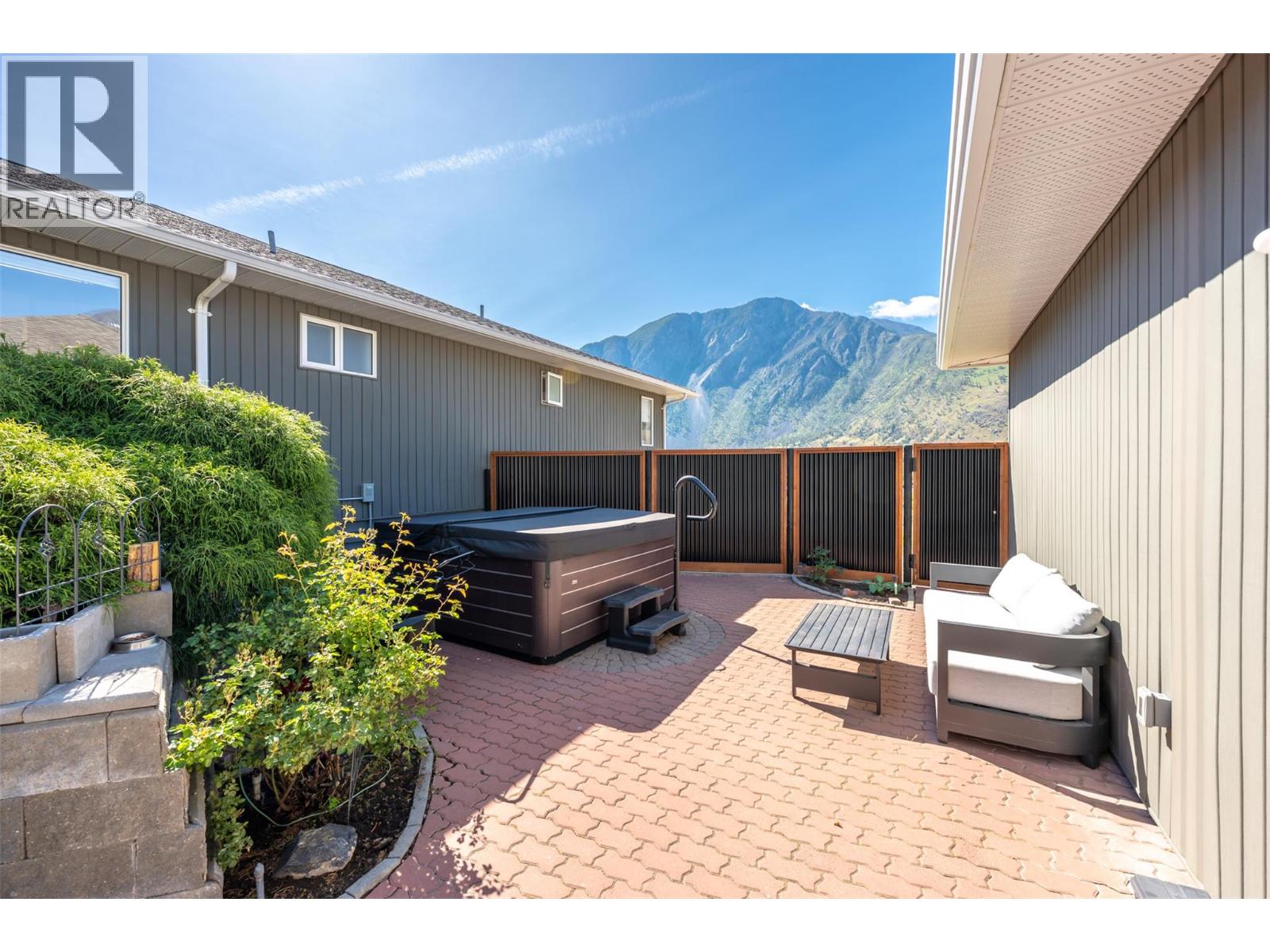 101 2nd Avenue, Keremeos