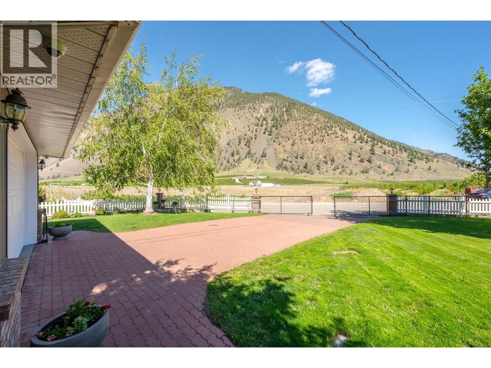 101 2nd Avenue, Keremeos