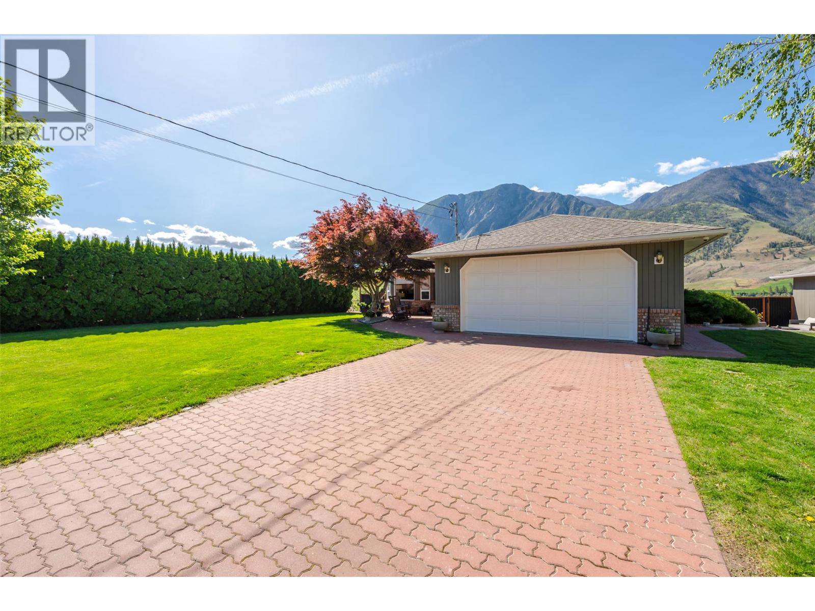 101 2nd Avenue, Keremeos