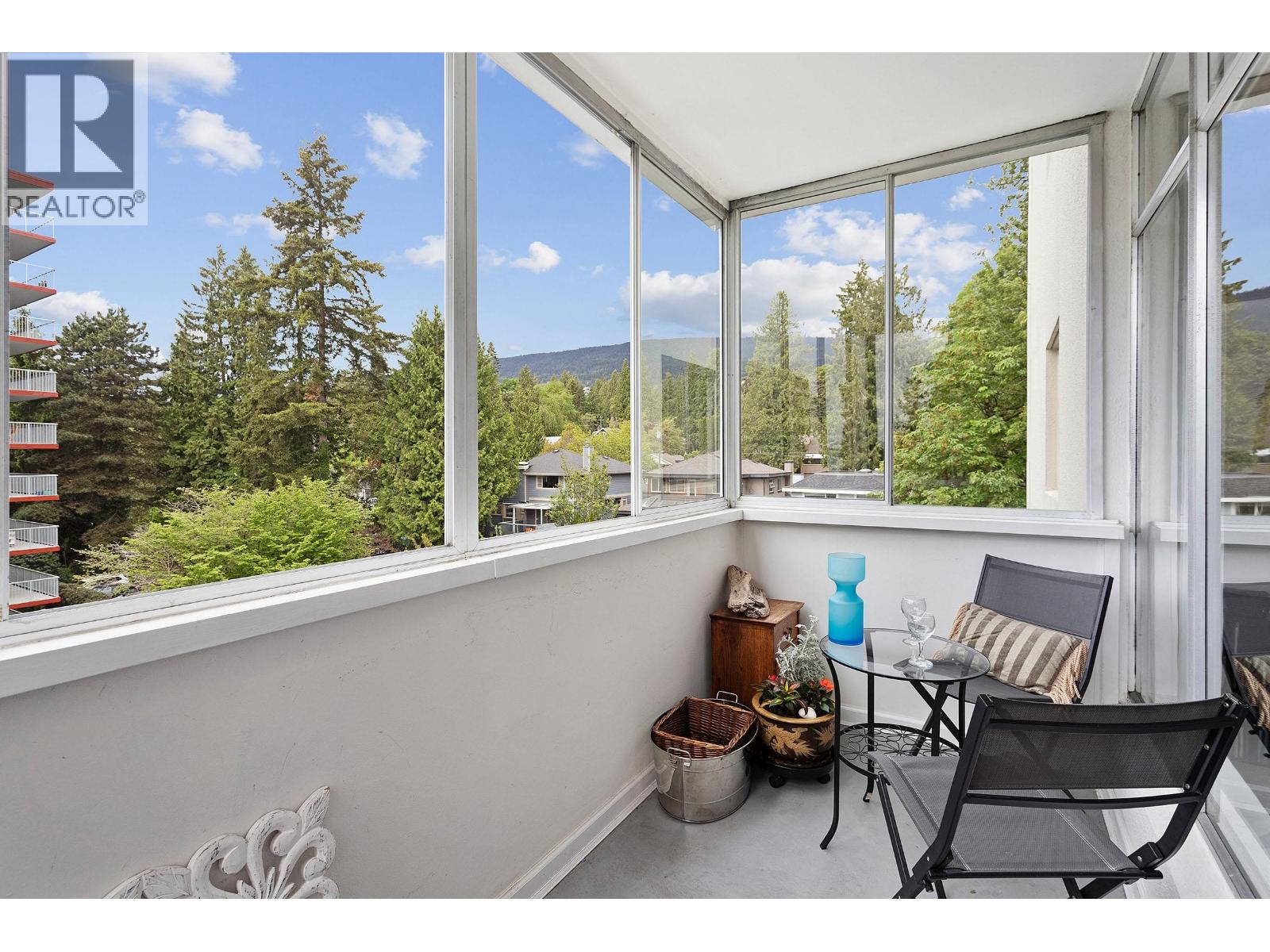 404 1425 ESQUIMALT AVENUE, West Vancouver