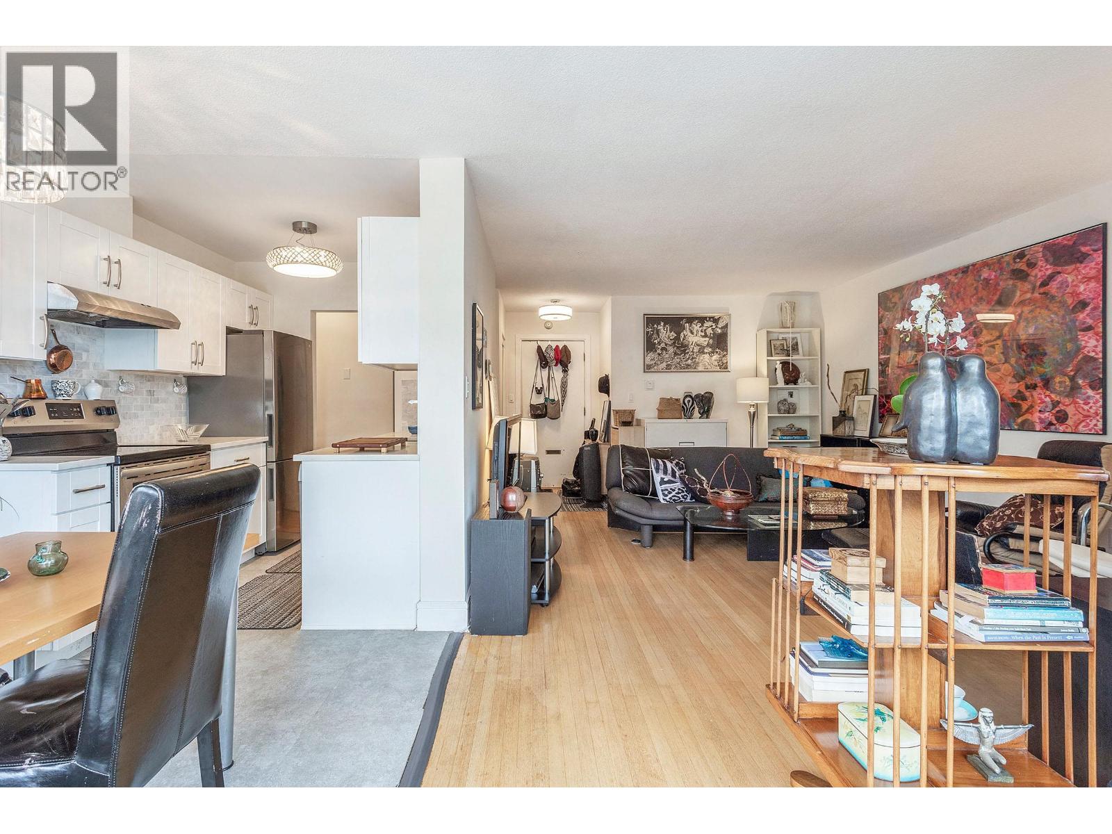 404 1425 ESQUIMALT AVENUE, West Vancouver