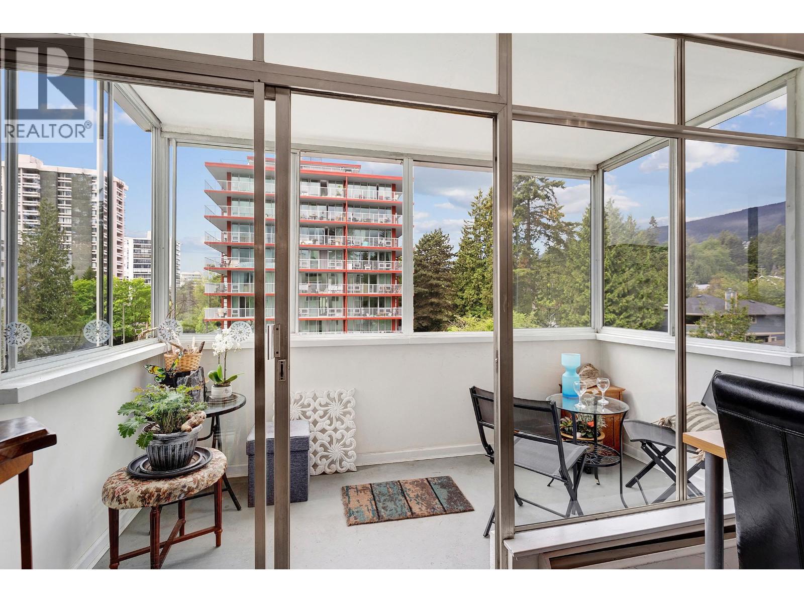 404 1425 ESQUIMALT AVENUE, West Vancouver