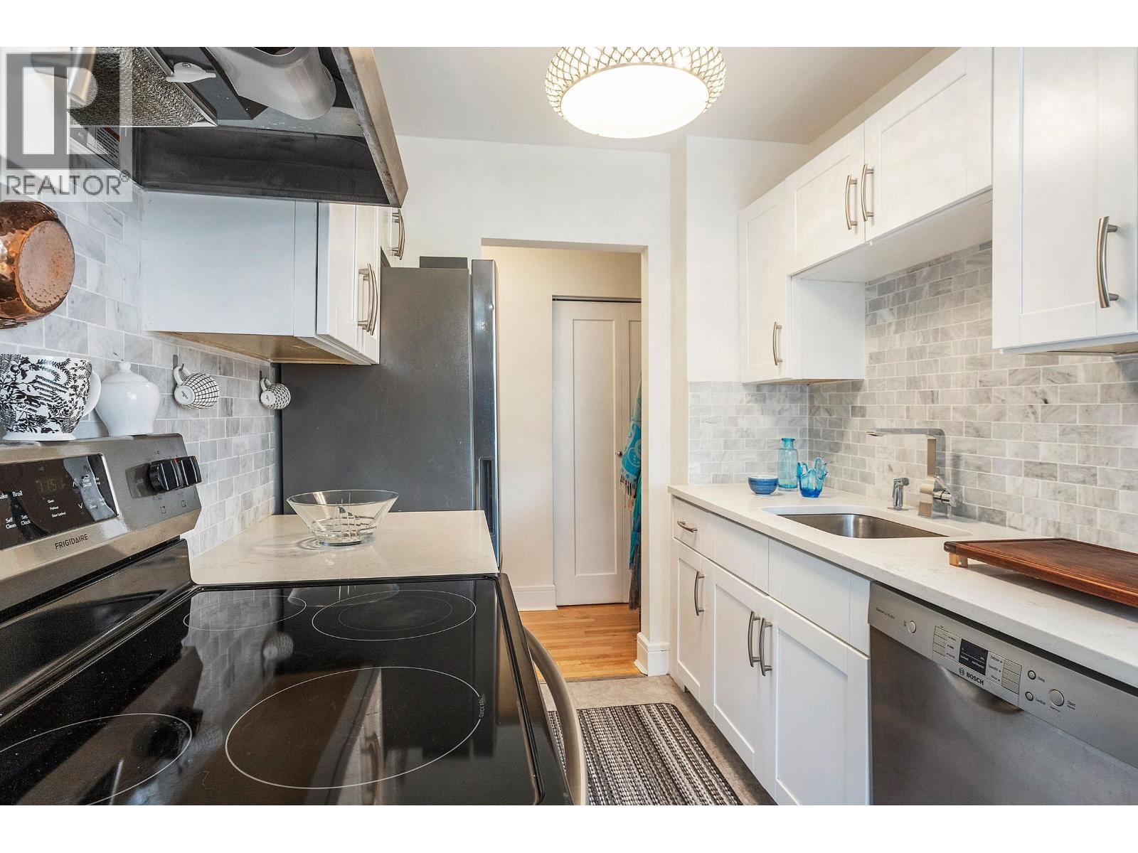 404 1425 ESQUIMALT AVENUE, West Vancouver