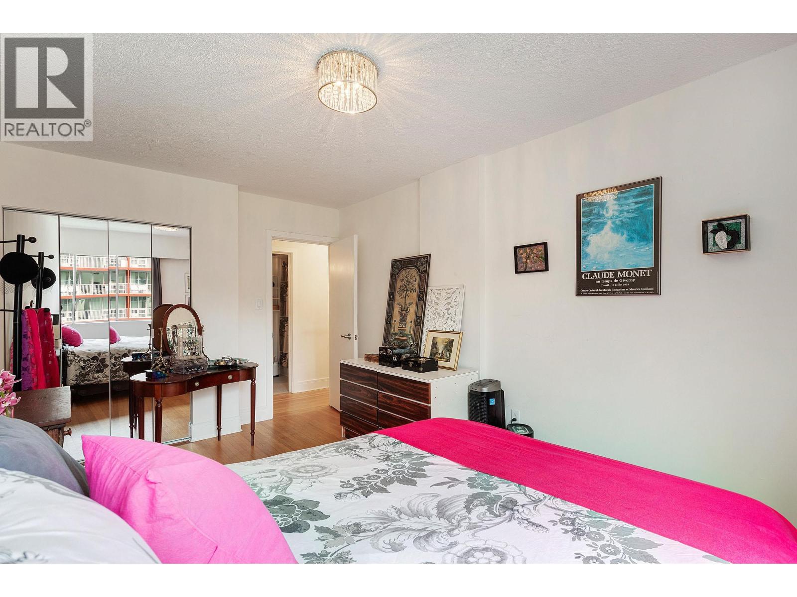 404 1425 ESQUIMALT AVENUE, West Vancouver
