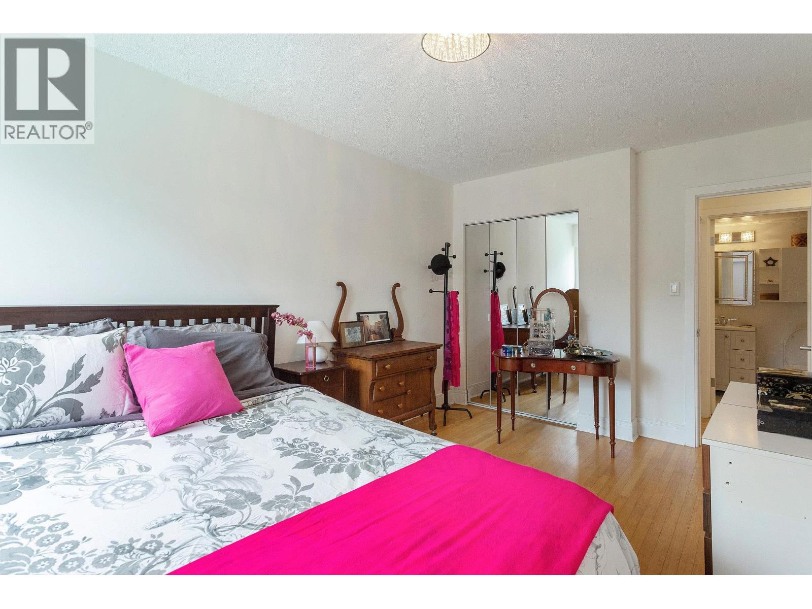 404 1425 ESQUIMALT AVENUE, West Vancouver