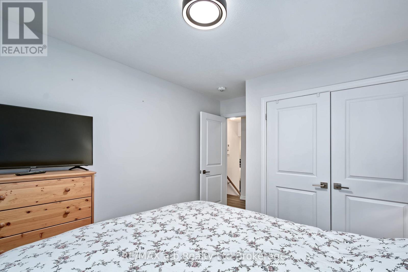 305 ROBINSON STREET - 18