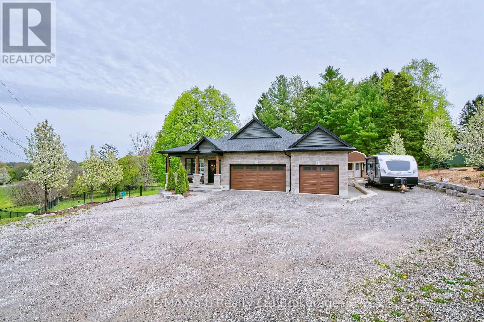 305 ROBINSON STREET - 2