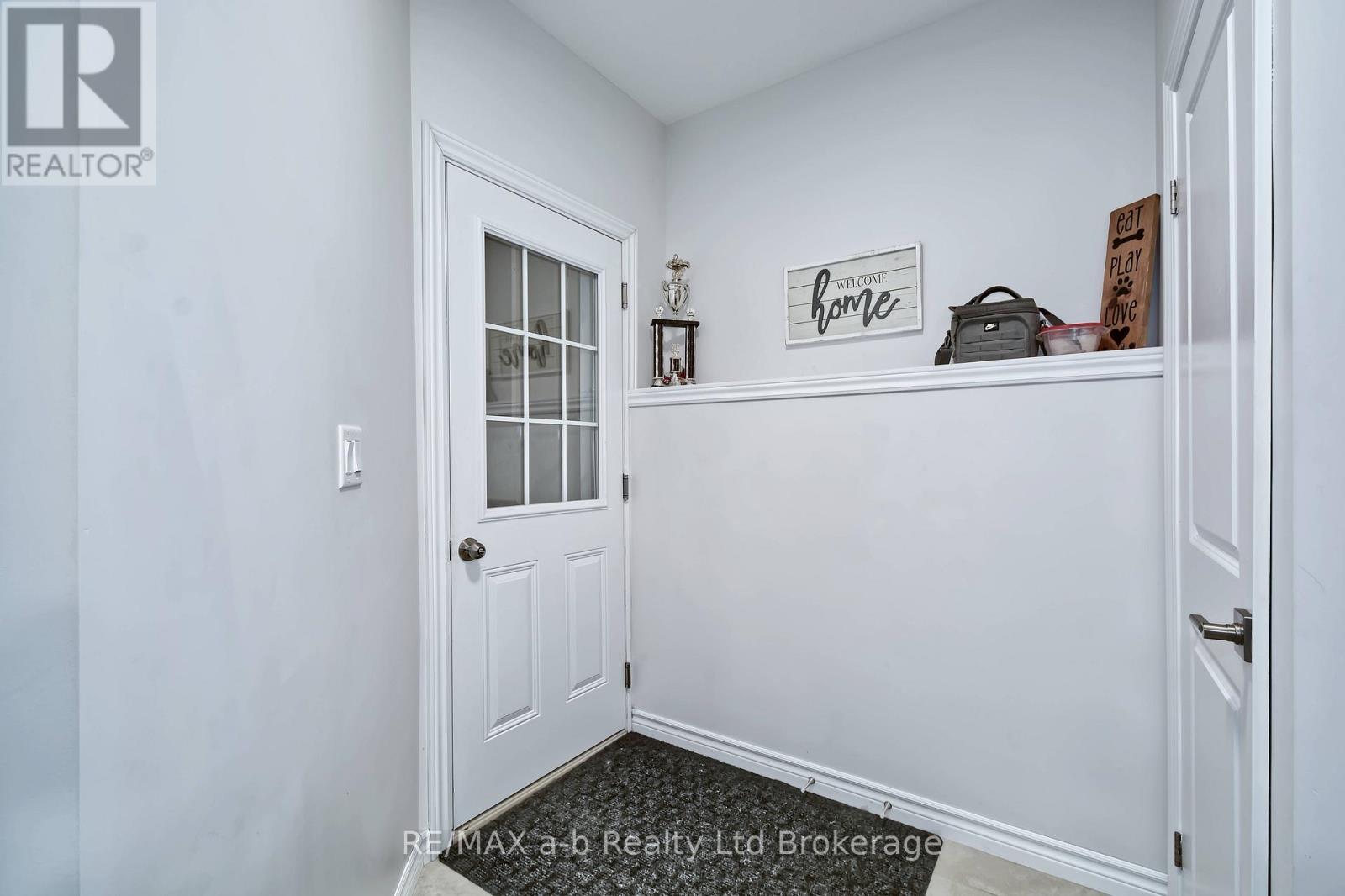 305 ROBINSON STREET - 23