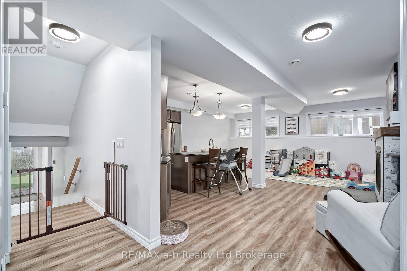 305 ROBINSON STREET - 24