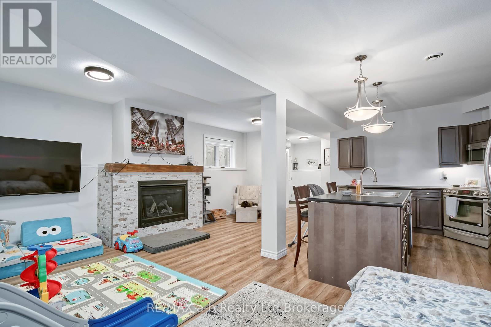 305 ROBINSON STREET - 25