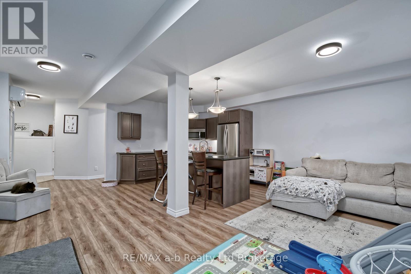 305 ROBINSON STREET - 26