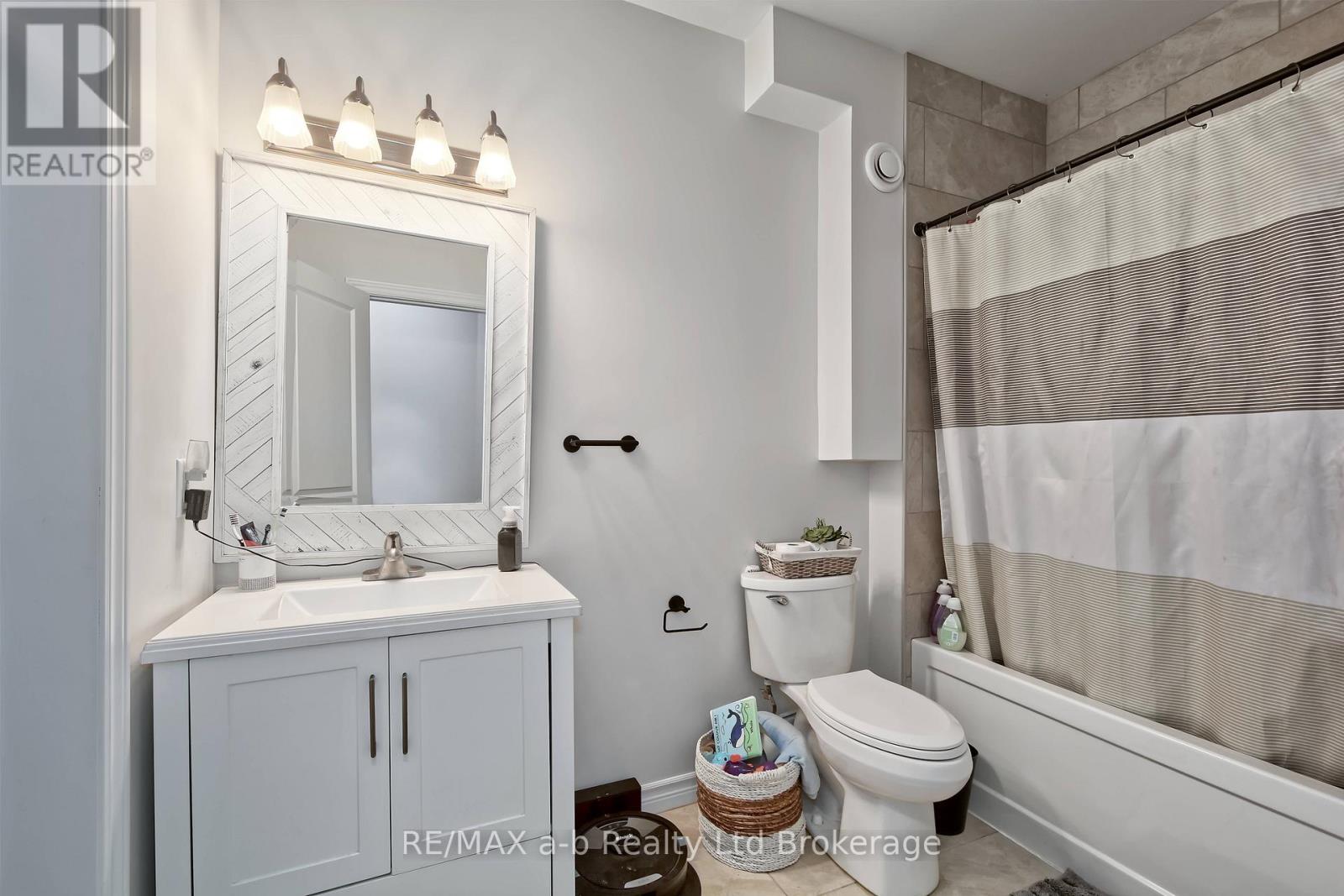 305 ROBINSON STREET - 29