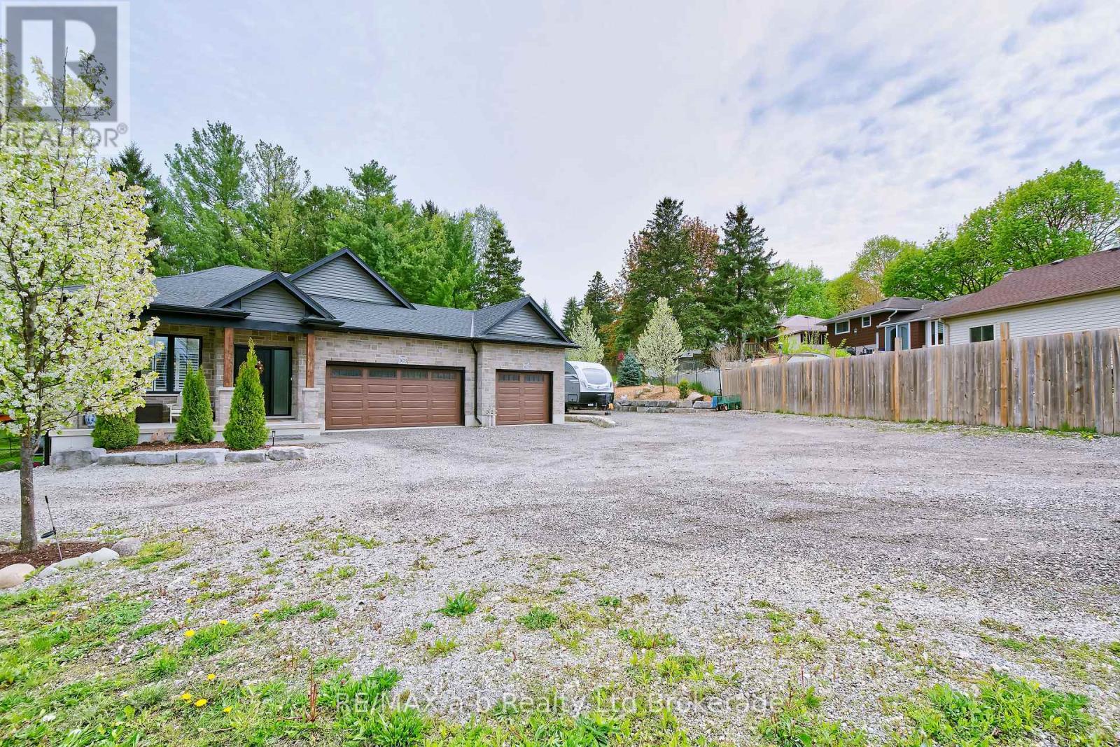 305 ROBINSON STREET - 3