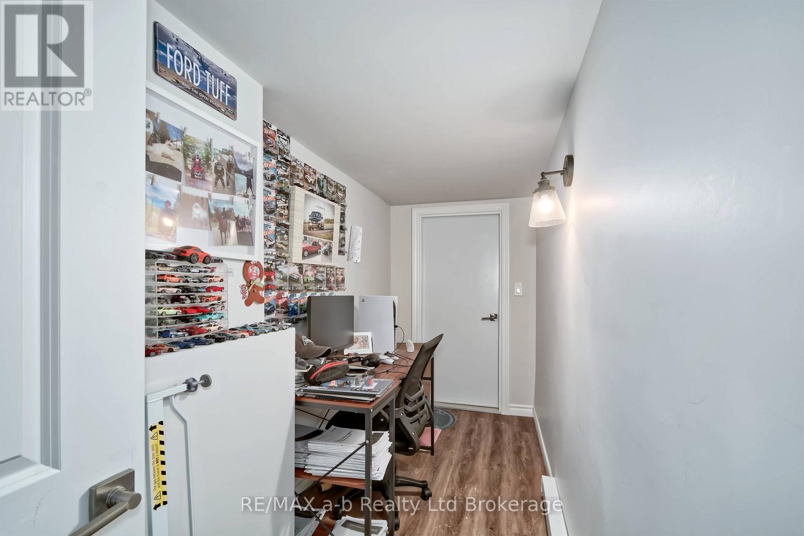 305 ROBINSON STREET - 32