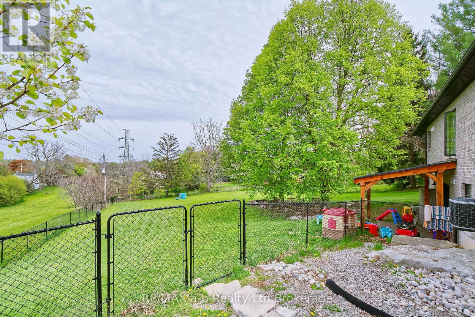305 ROBINSON STREET - 38