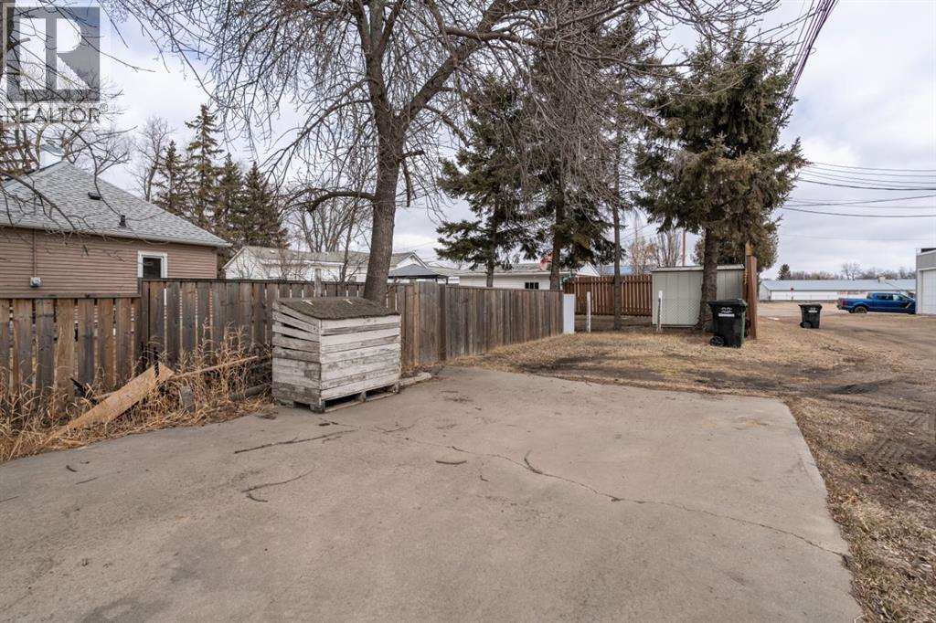 5015 52A Street - 24