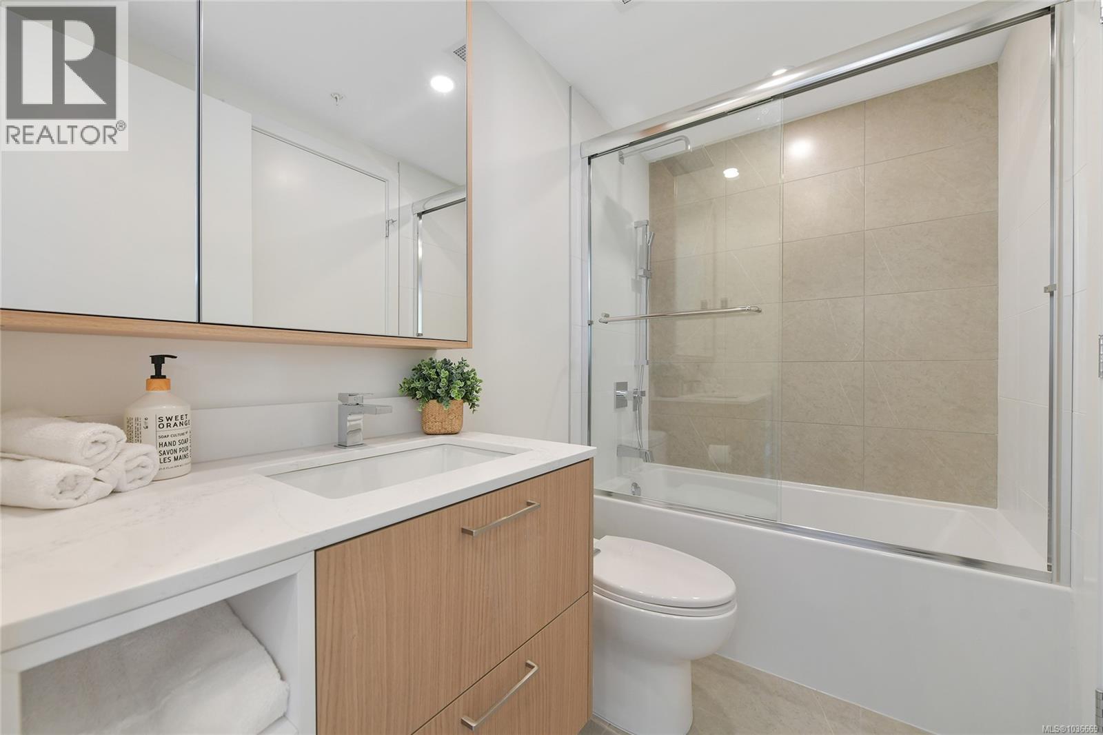 #304 899 Esquimalt Ave - 22