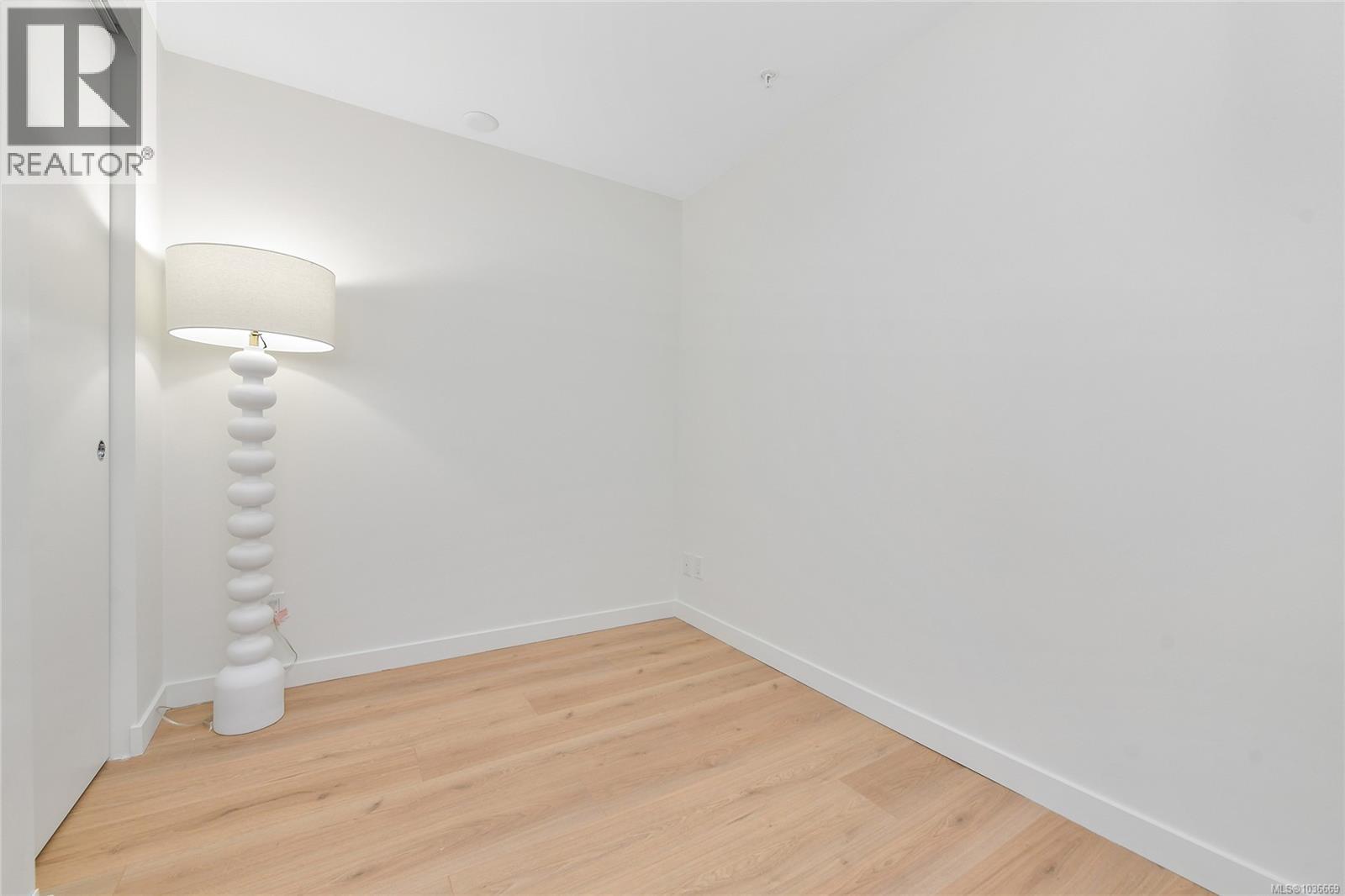 #304 899 Esquimalt Ave - 24