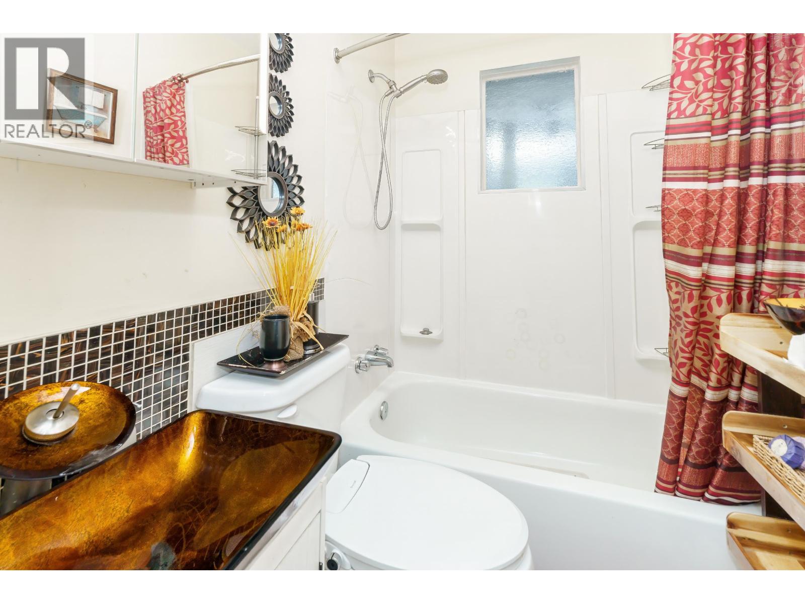 300 TENTH AVENUE, New Westminster