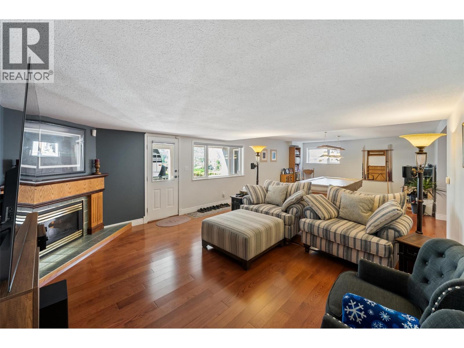  101 2nd Avenue, Keremeos
