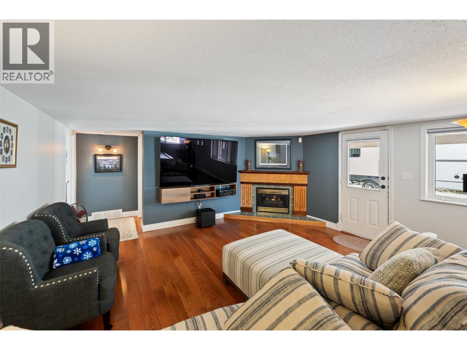  101 2nd Avenue, Keremeos