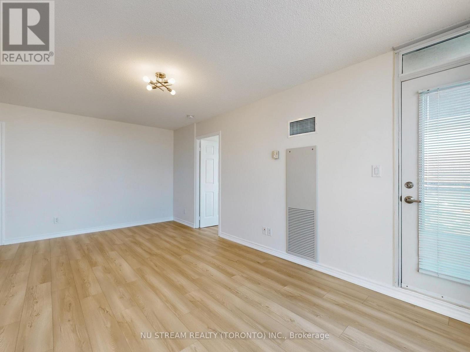 #703 88 GRANGEWAY AVENUE - 11