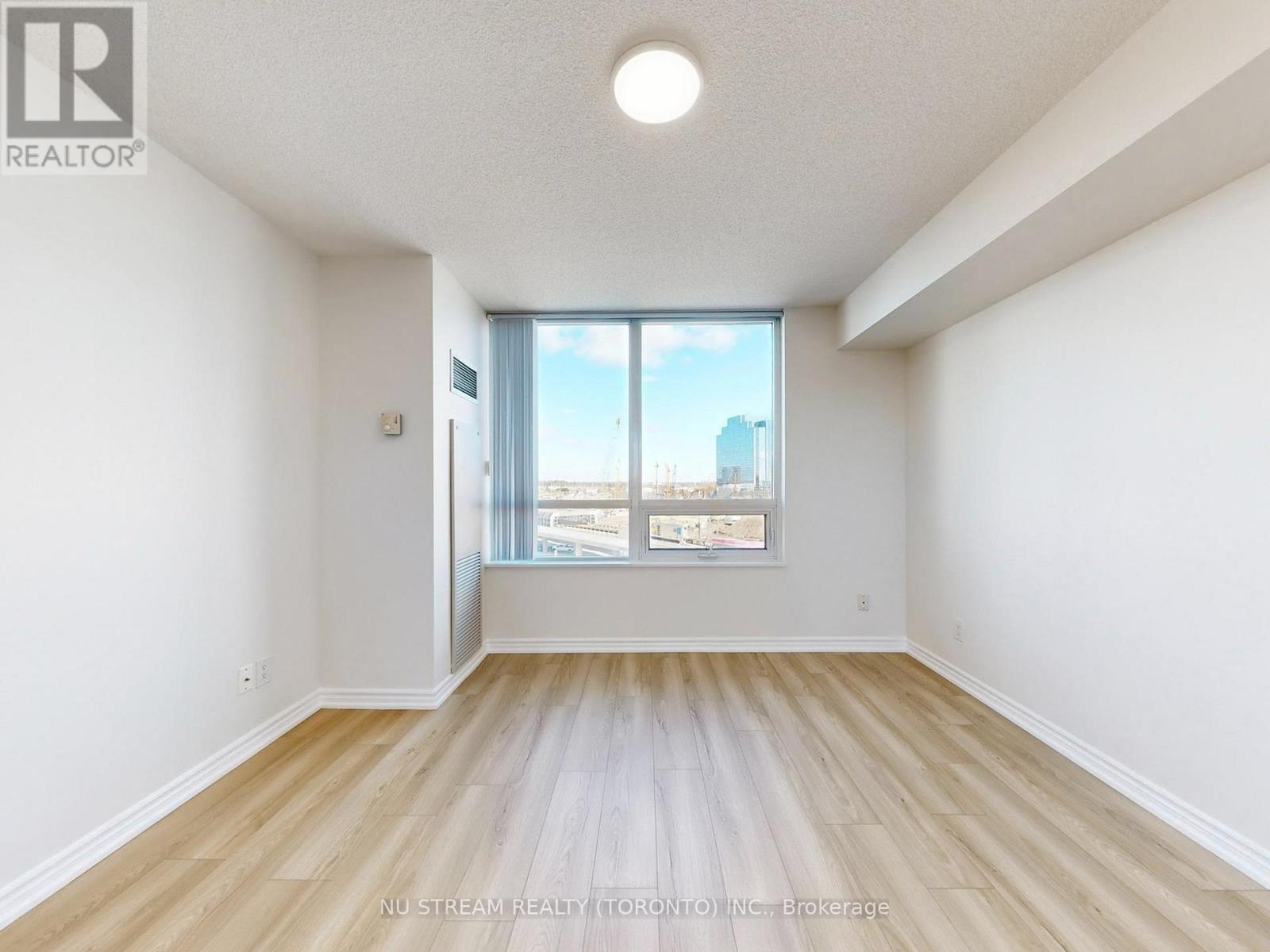 #703 88 GRANGEWAY AVENUE - 21