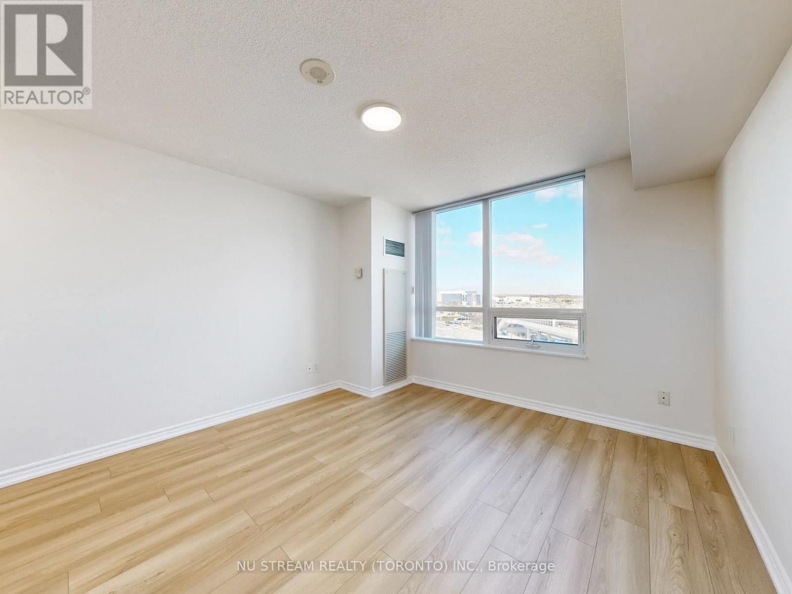 #703 88 GRANGEWAY AVENUE - 22