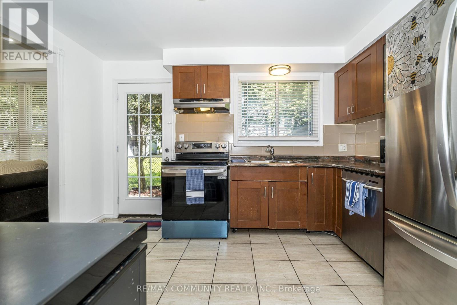 109 ADELAIDE AVENUE E - 14