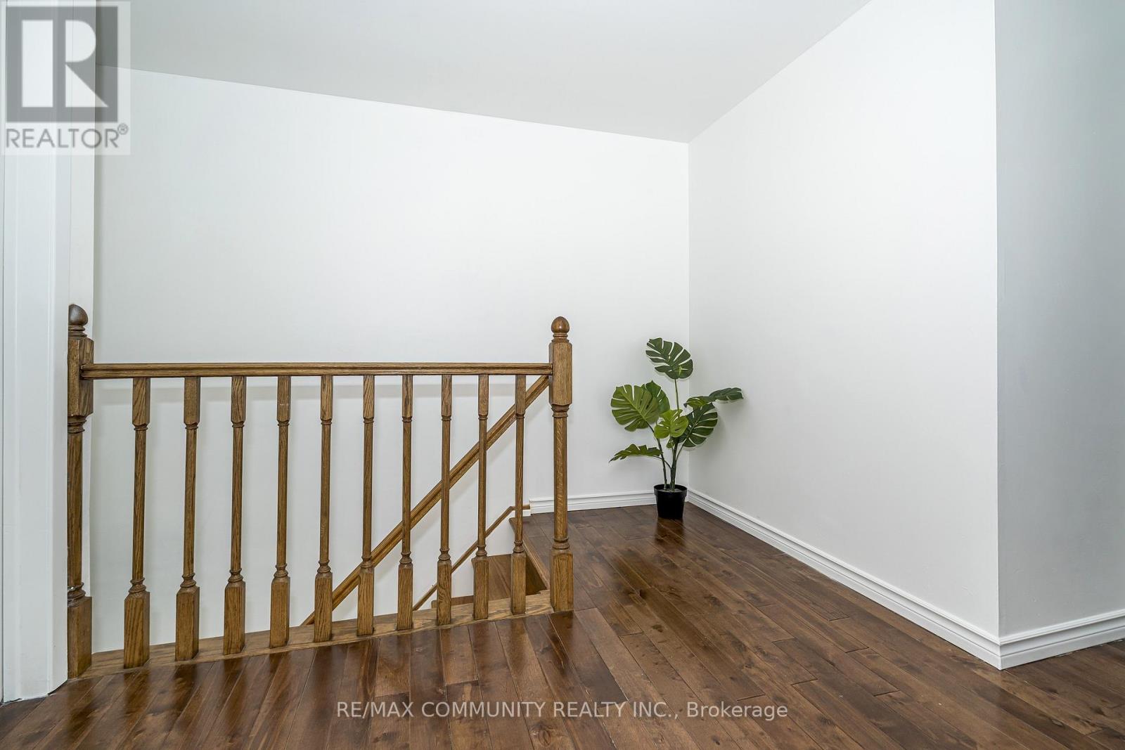 109 ADELAIDE AVENUE E - 17