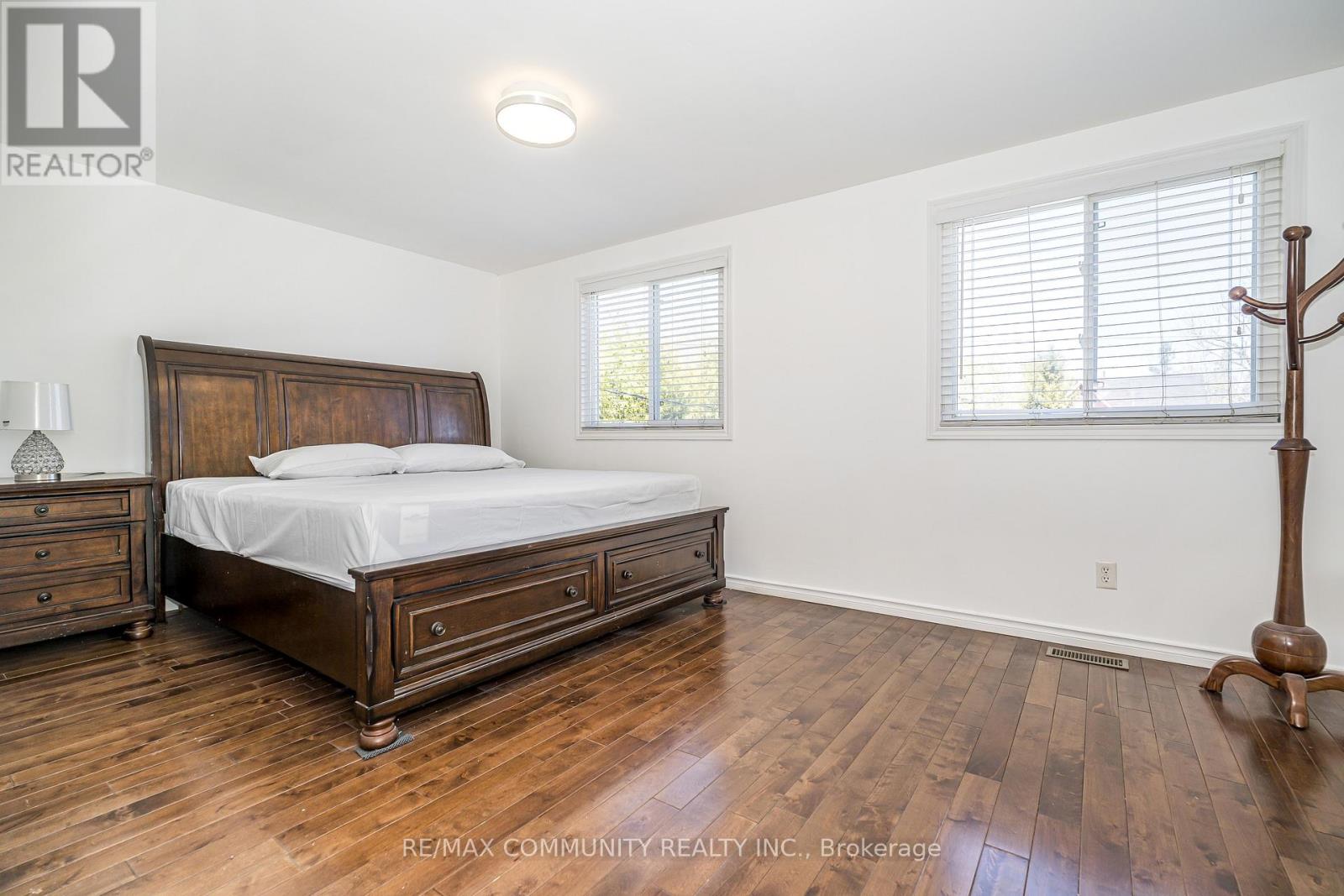 109 ADELAIDE AVENUE E - 18