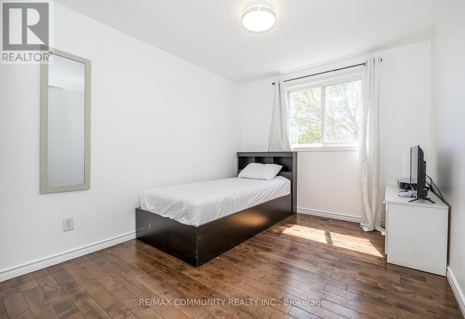 109 ADELAIDE AVENUE E - 25