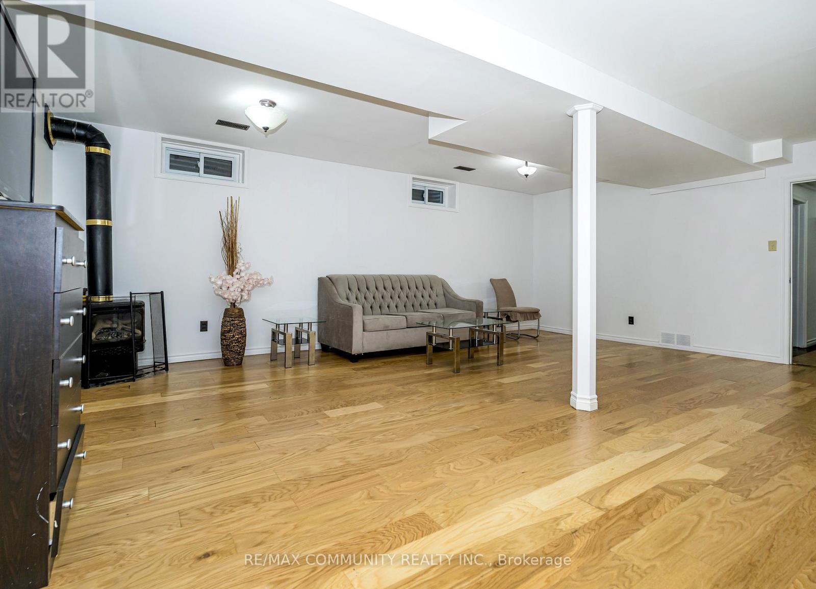 109 ADELAIDE AVENUE E - 28