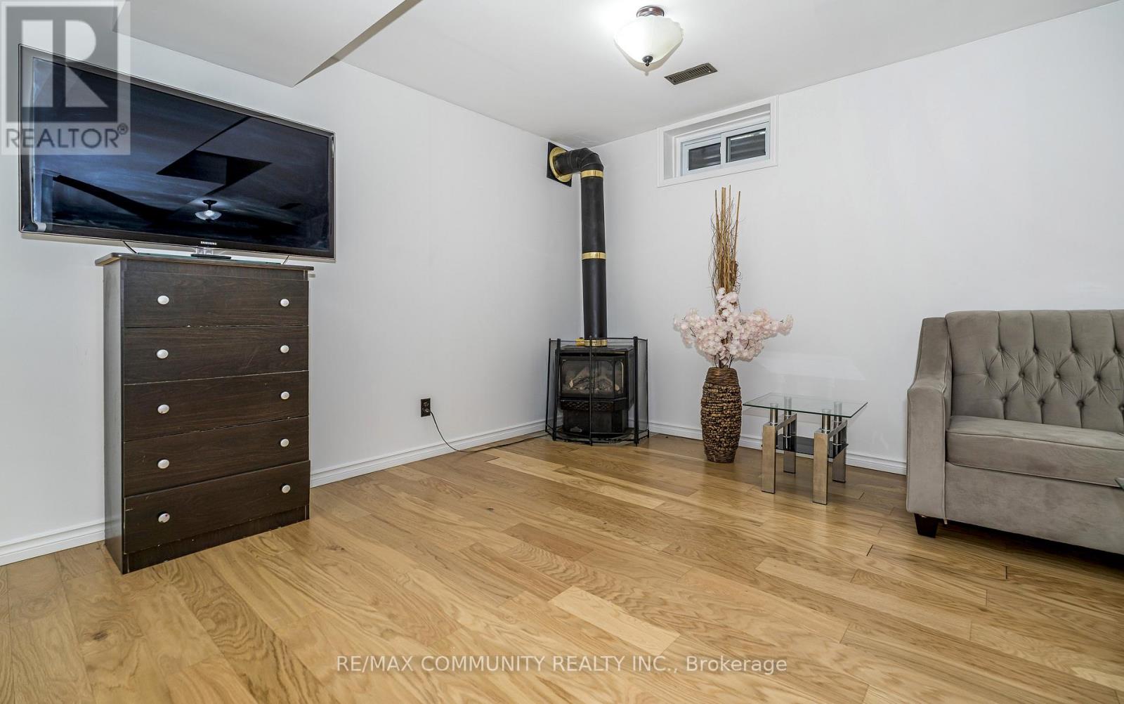 109 ADELAIDE AVENUE E - 29